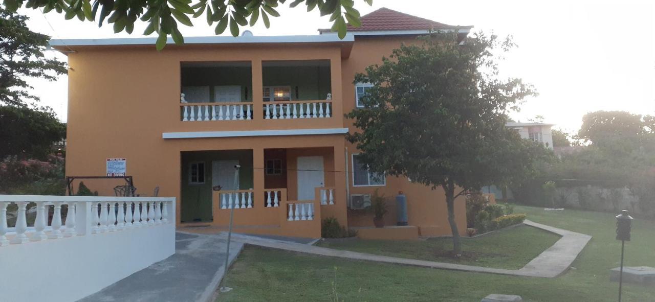 Modrians Bed & Breakfast Runaway Bay Exterior photo