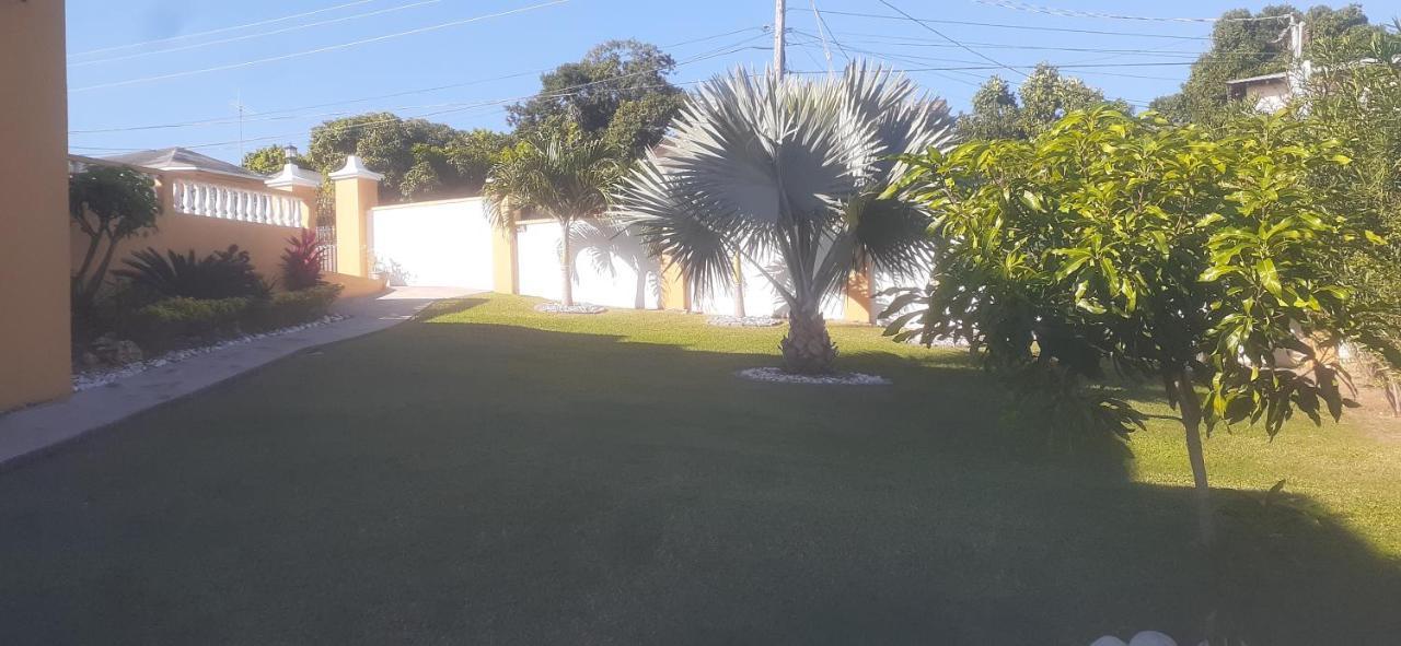 Modrians Bed & Breakfast Runaway Bay Exterior photo