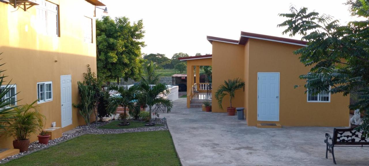 Modrians Bed & Breakfast Runaway Bay Exterior photo