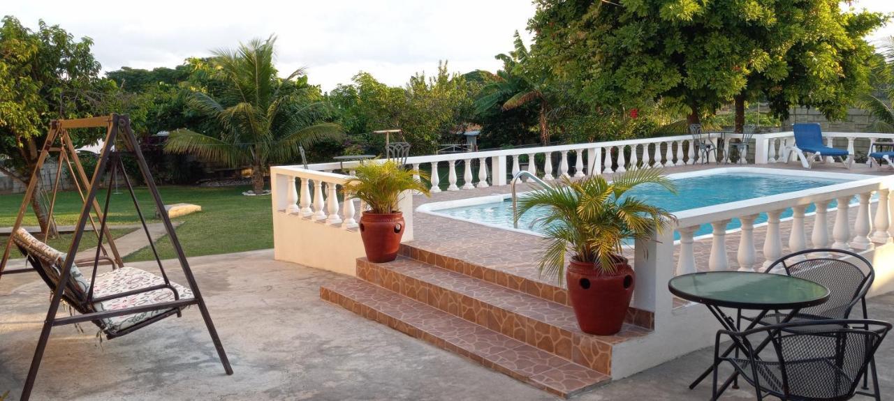 Modrians Bed & Breakfast Runaway Bay Exterior photo