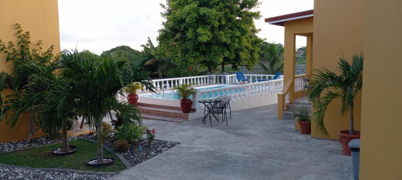 Modrians Bed & Breakfast Runaway Bay Exterior photo