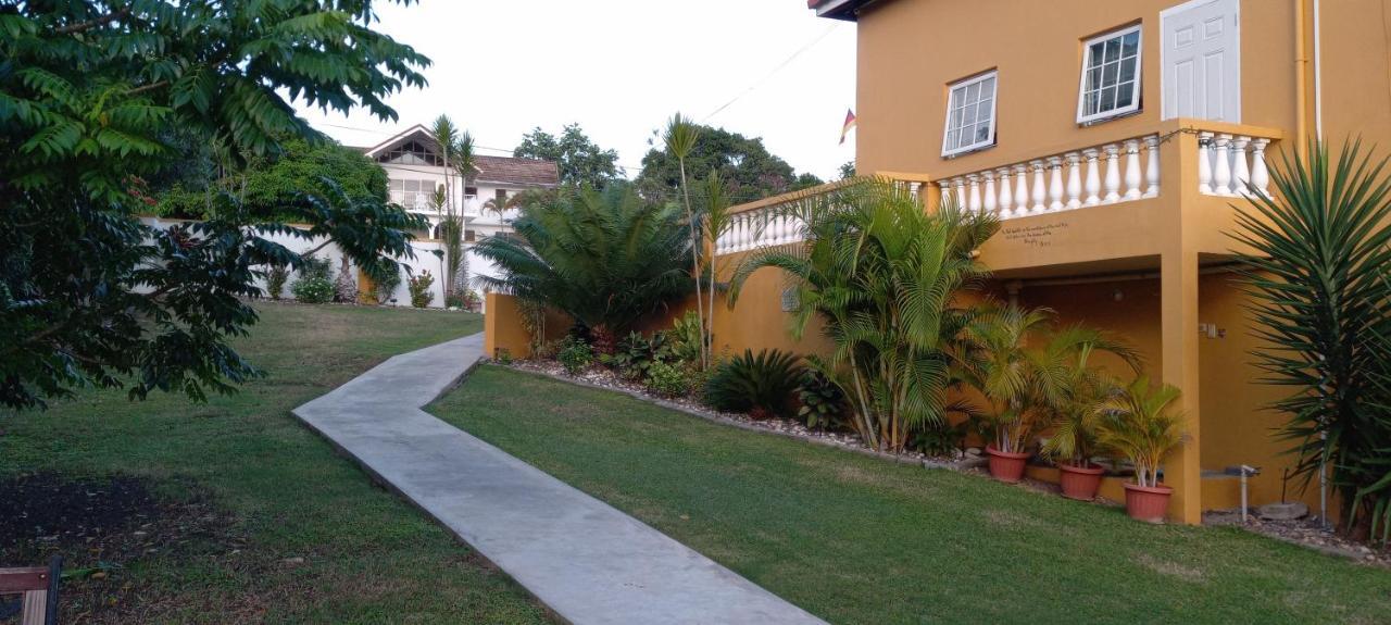 Modrians Bed & Breakfast Runaway Bay Exterior photo
