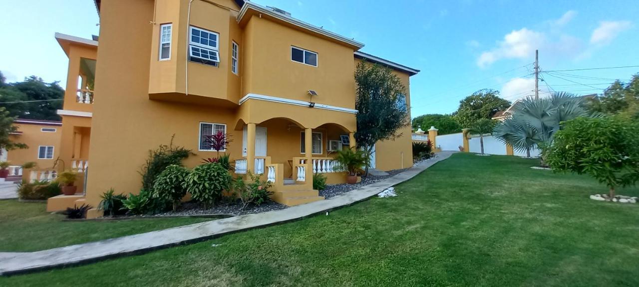 Modrians Bed & Breakfast Runaway Bay Exterior photo