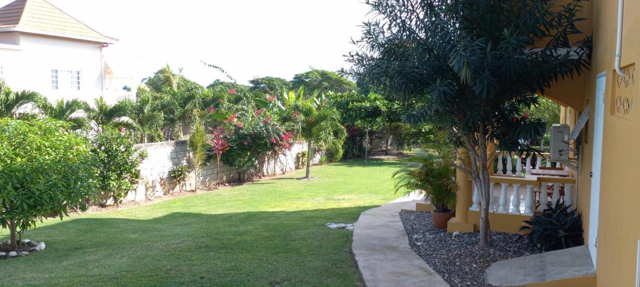 Modrians Bed & Breakfast Runaway Bay Exterior photo