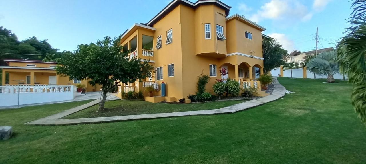 Modrians Bed & Breakfast Runaway Bay Exterior photo