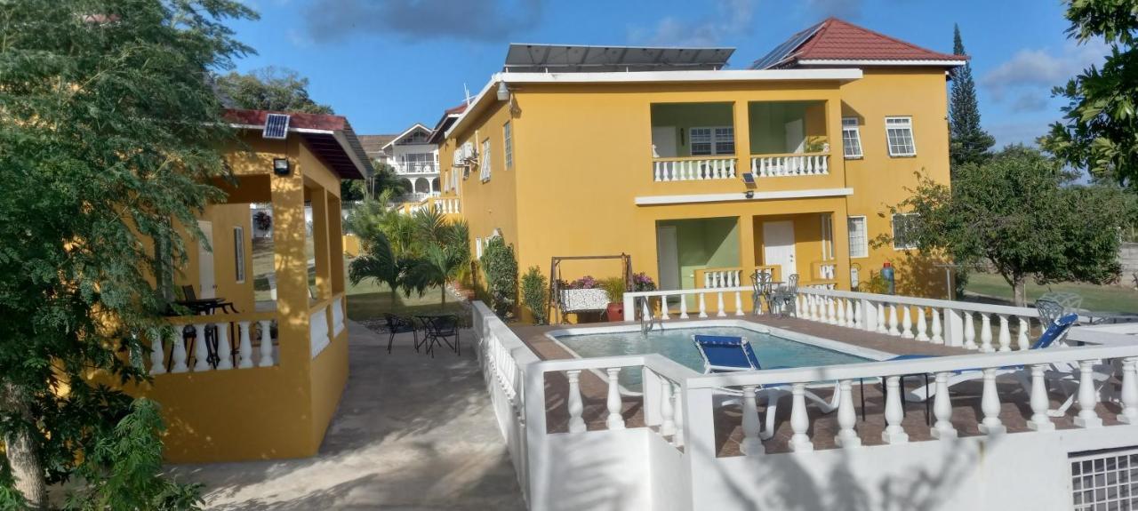 Modrians Bed & Breakfast Runaway Bay Exterior photo